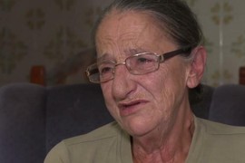 Kad Radojku neko pita za decu, ona ZAJECA I GUŠI SE U SUZAMA: "Ruke kojim sam ih odhranila su me izdale, sad idem u grad da PROSIM ZA KORU HLEBA"