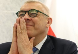 Pakt migracyjny przyjęty. Wymiana złośliwości między Giertychem a Obajtkiem