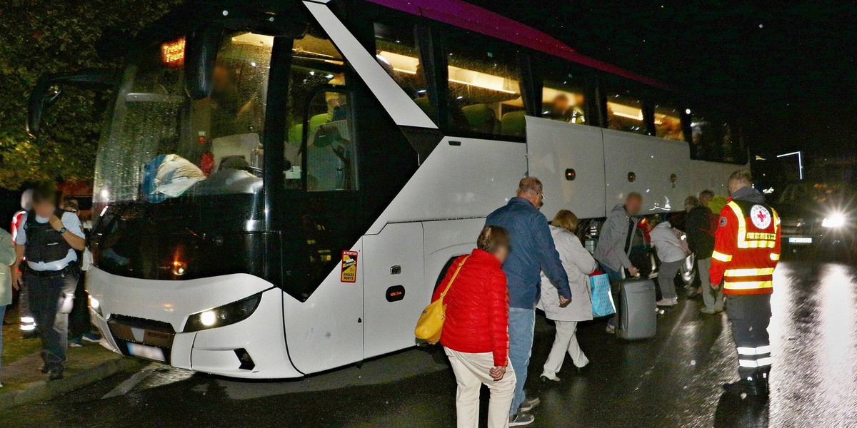 Kierowca zostawił autokar z grupą seniorów na parkingu przy autostradzie i sobie poszedł. Co było powodem?