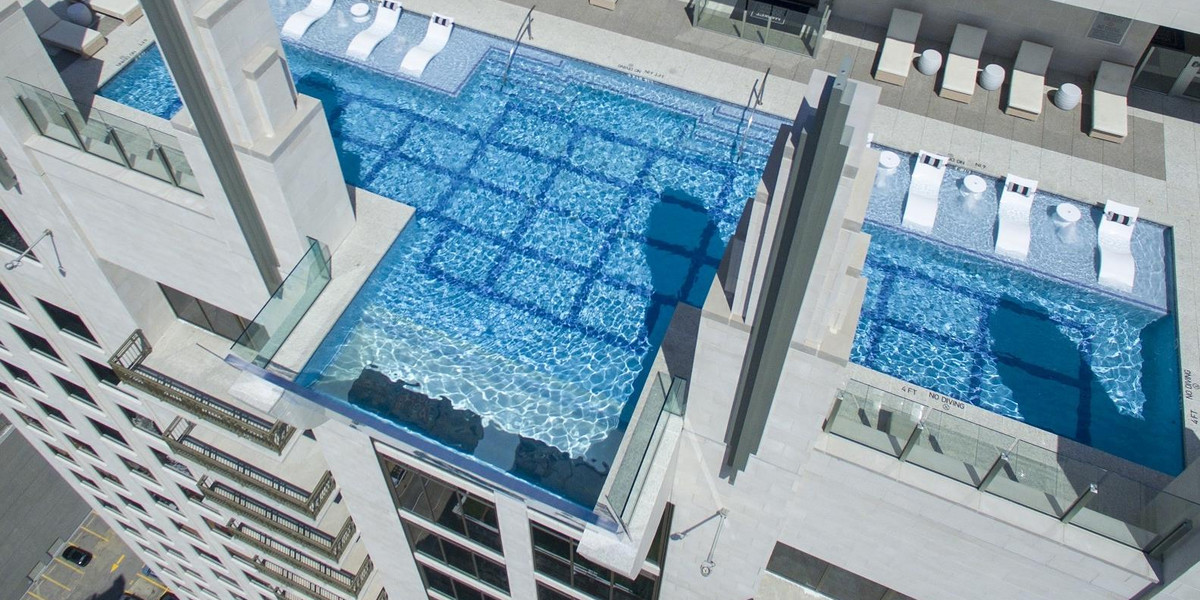 Zrobili szklany basen na balkonie. Co jeśli pęknie?