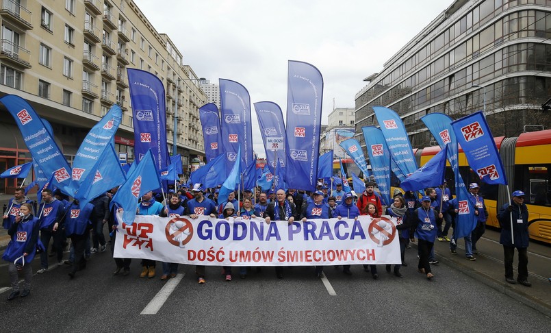 Kilkadziesiąt tysięcy osób bierze udział w dzisiejszym marszu gwiaździstym w stolicy. Do Warszawy zjechali związkowcy OPZZ z całego kraju. Zdaniem niektórych polityków, dzisiejszy protest to element kampanii wyborczej.