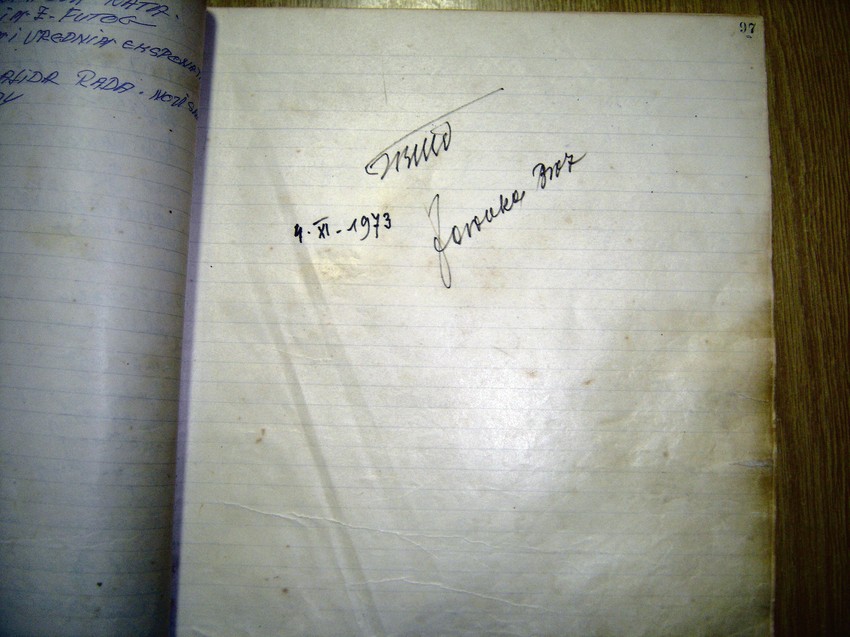 Potpisi Tita i Jovanke u knjizi