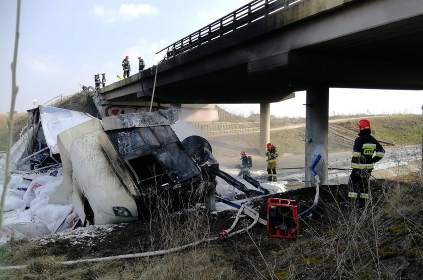 Tragiczny wypadek pod Świeciem. Ford uderzył w tira. Zginął piłkarz