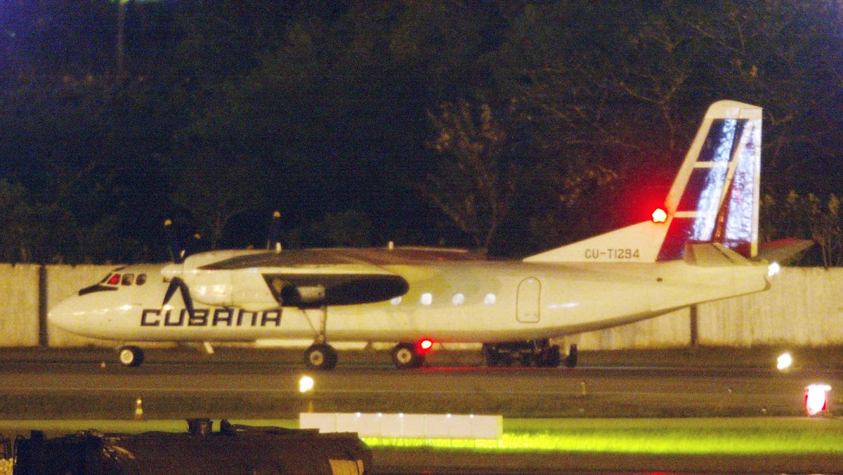 Samolot pasażerski An-24 awaryjnie lądował dziś w Niżnieangarsku. Dwóch pilotów maszyny poniosło śmierć, pasażerowie ocaleli - poinformował sekretarz prasowy władz republiki Aleksiej Fiszew.