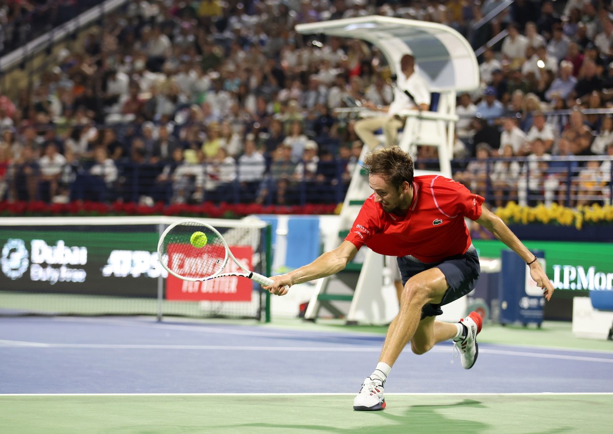 epa10501108 Daniil Medvedev of Russia in action against Novak Djokovic of Serbia during their semi final match at the Dubai Duty Free Tennis ATP Championships 2023 in Dubai, United Arab Emirates, 03 March 2023. EPA/Frabeland Charles Mallari Dostawca: PAP/EPA.