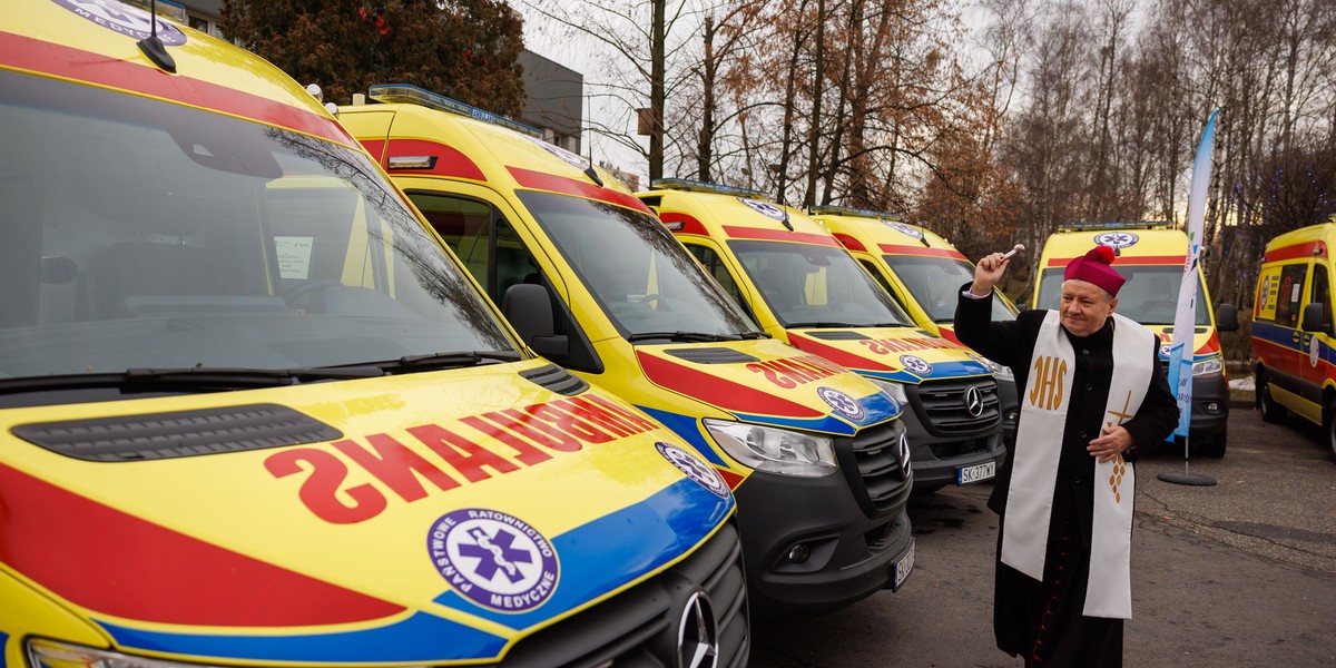 11 nowych ambulansów trafiło do WPR w Katowicach. Wsród nich jeden jest szczególny.