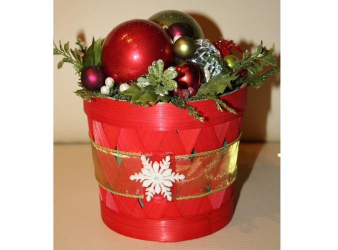 Bożonarodzeniowy stroik w czerwonym 'wiaderku', wypełniony bombkami i listkami. Autorka: Marta Jarosińska-Mańka