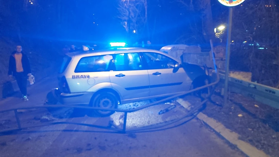 Ukrao taksi vozilo na Trgu, slupao ga u Zlatiborskoj ulici