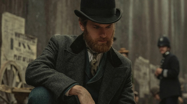 Alfred Hillinghead (Kyle Soller) detektív 1890-ben találkozik a holttesttel / Fotó: Netflix