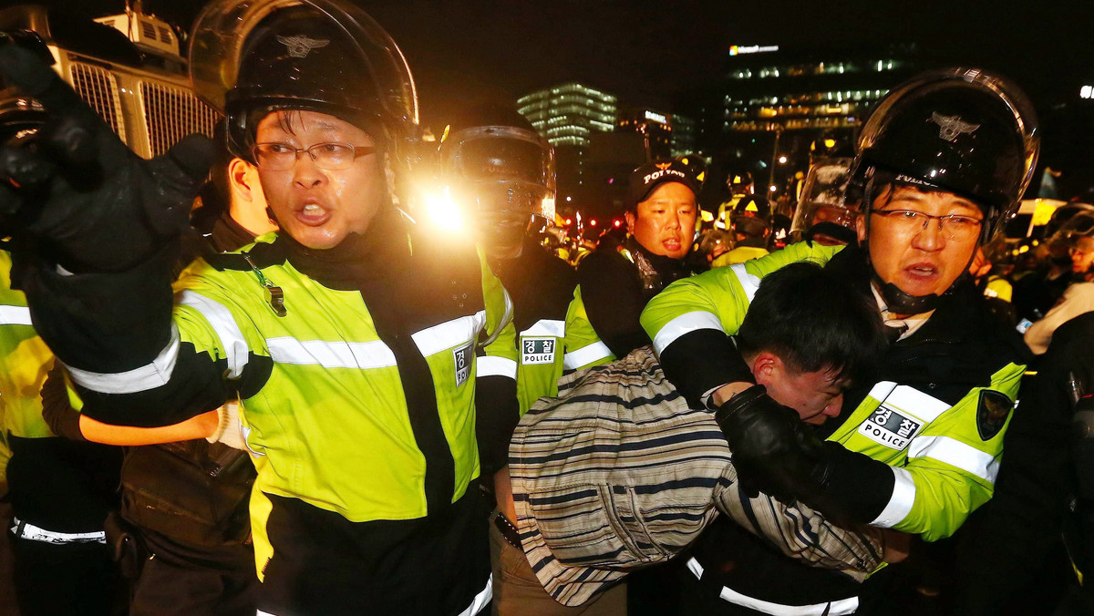 Południowokoreańska policja starła się w Seulu z demonstrantami, którzy blokowali dojazd do pałacu prezydenckiego, protestując przeciw niedostatecznej i powolnej reakcji władz po zatonięciu promu Sewol w ub. r. W katastrofie zginęły 304 osoby.