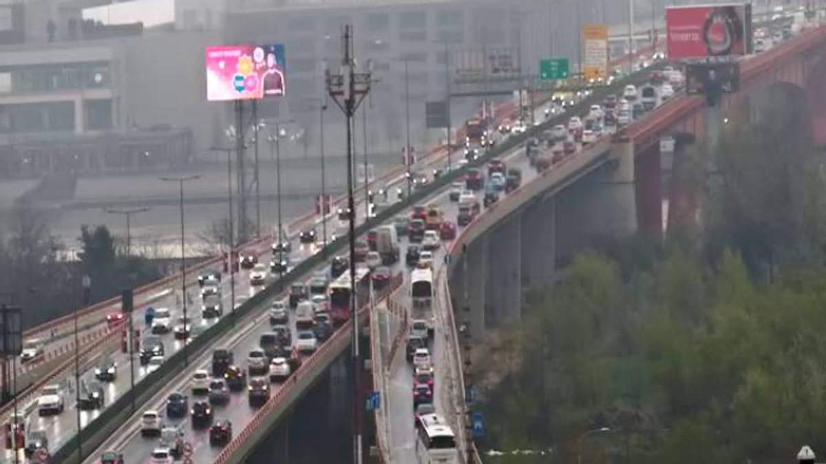 (Video) Automobil na krovu kod Bubanj potoka, kiša napravila haos: Izbegavajte ove deonice