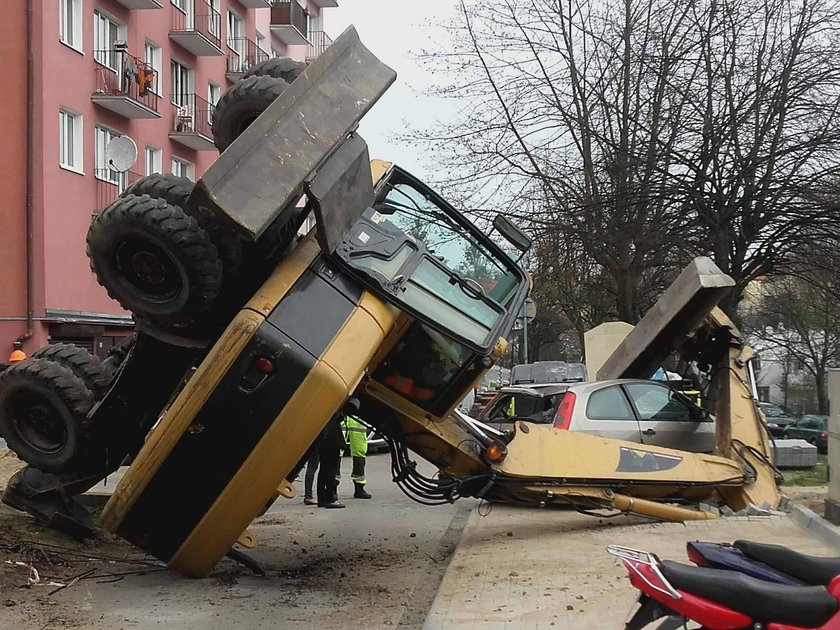 Wielka koparka upadła na samochód (ZDJĘCIA)