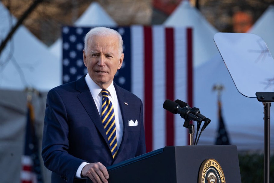 Joe Biden po objęciu władzy kazał nosić maski na terenie wszystkich nieruchomości, gruntów i środków komunikacji podlegających państwu. Zrealizował także obietnicę zaszczepienia przez pierwsze sto dni 100 mln obywateli