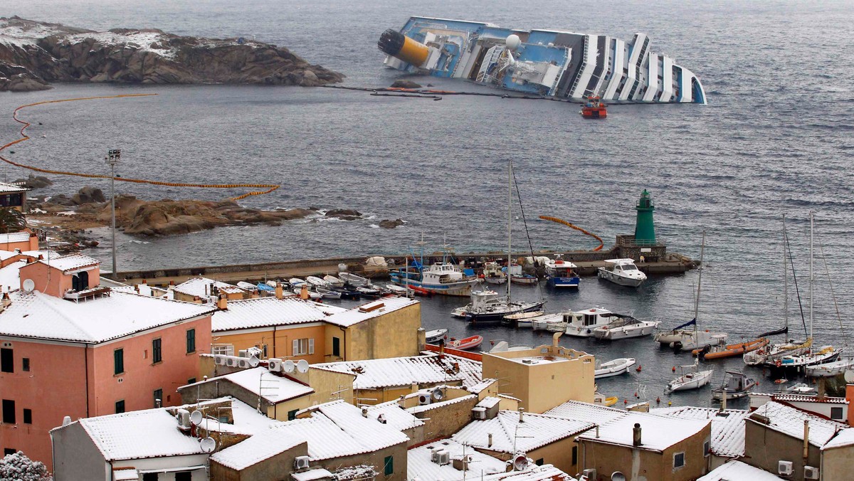 Włoska prokuratura prowadząca dochodzenie w sprawie katastrofy statku Costa Concordia poleciłakarabinierom przejęcie całego amatorskiego nagrania z mostku kapitańskiego, wyemitowanego przez telewizję byłego premiera Silvio Berlusconiego. Włoska prasa określa nagranie mianem "szokującego".