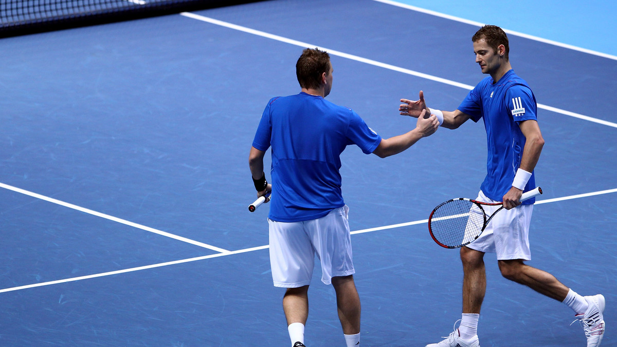 Mariusz Fyrstenberg i Marcin Matkowski sensacyjnie wygrali z drugą parą na świecie - Michaelem Llodrą i Nenadem Zimonjiciem 6:4, 5:7, 11-9 w swoim pierwszym meczu podczas ATP World Tour Finals (z pulą nagród 5,07 mln funtów) w Londynie.