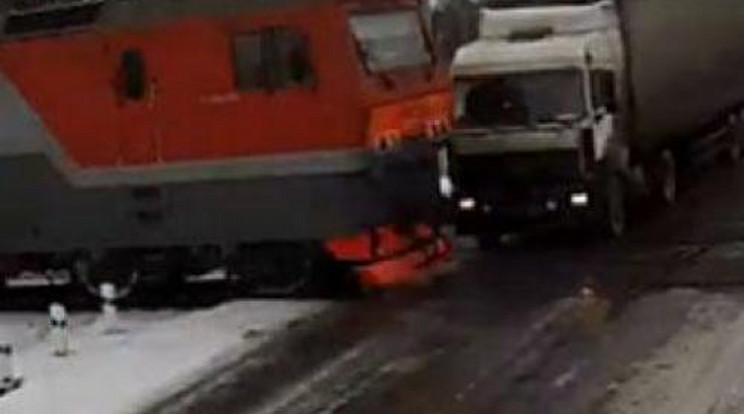 Durva! Két vonat egyszerre gázolt át a teherautón - videó!