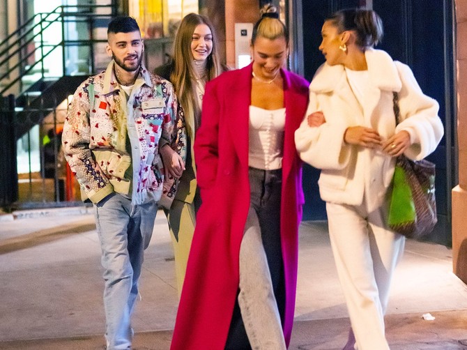 Điđi Hadid i Zej  Malik, ispred njih Dua Lipa i Bela Hadid