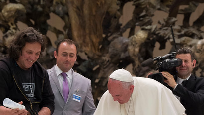 Ferenc pápa még egy tigris is megszelídít