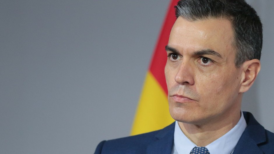 Premier Hiszpanii Pedro Sánchez podczas konferencji prasowej