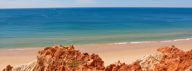 1. miejsce - plaża Falesia – jedna z najlepszych i najładniejszych portugalskich plaż. Długa, piaszczysta otoczona niezwykłymi pomarańczowymi klifami.
