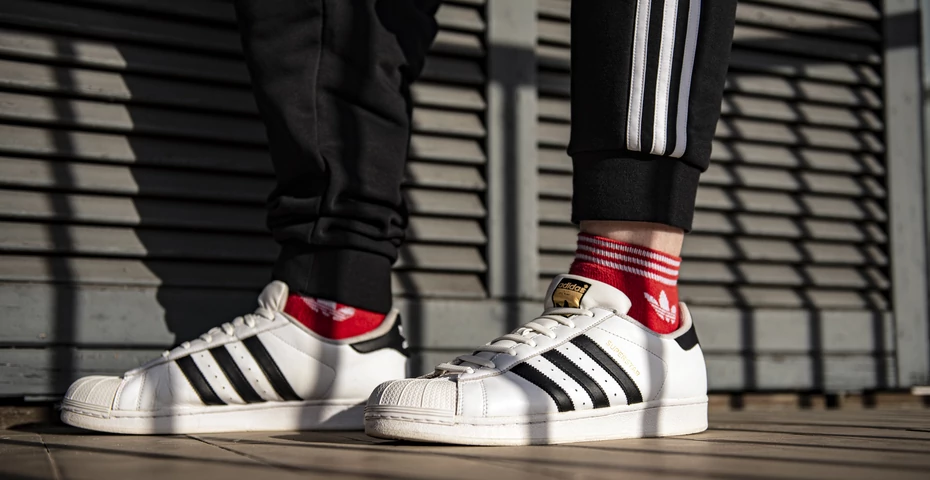 Męskie sneakersy Adidas za ułamek ceny! Kultowe modele wyprzedają się w mgnieniu oka