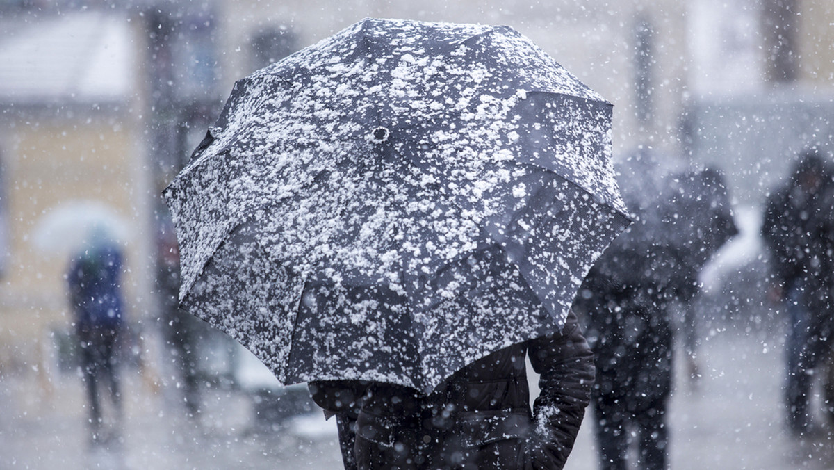 W poniedziałek 15 stycznia Polska przejdzie pod wpływ niżu znad Islandii i prognozowany jest znaczny spadek ciśnienia atmosferycznego. Na przeważającym obszarze kraju będzie jeszcze pogodnie, tylko miejscami może pojawić się umiarkowane zachmurzenie.