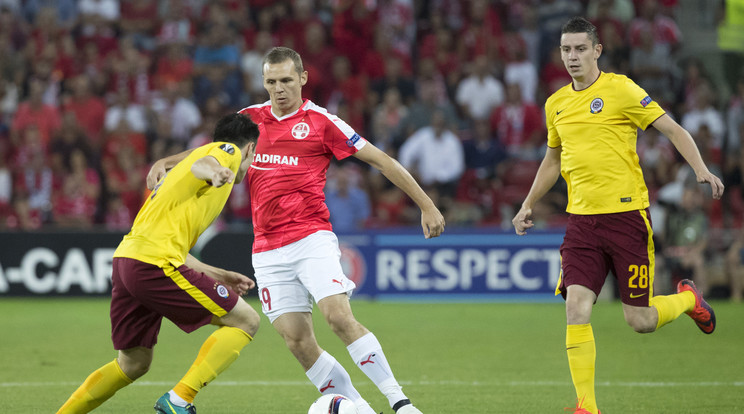 Korhut (pirosban) és csapata a Beer-Sheva a cseh Sparta
Praha együttesétől szenvedett vereséget az Európa-ligában/Fotó:AFP