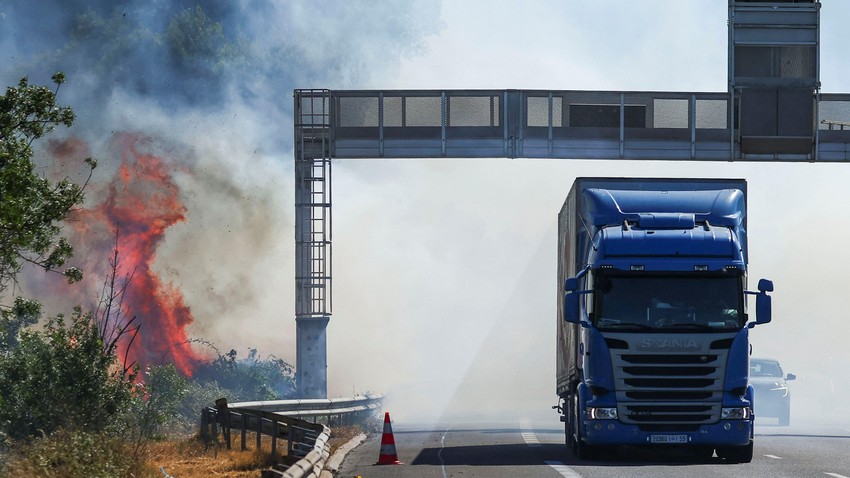 Kamion se kreće pored auto-puta u blizini Bezjea u Francuskoj | Foto: REUTERS/Abdul Saboor