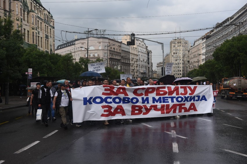 Kolona simpatizera SNS na Terazijama