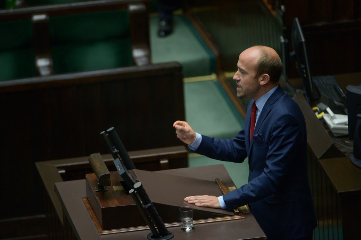 Poseł PO zarzucił posłom PiS, że "tkwią mentalnie w PRL-u", "próbują zdusić polską demokrację" i "podzielić naród".