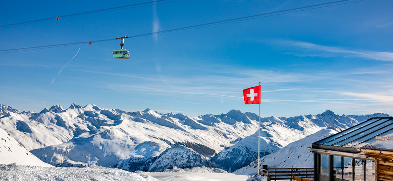 Szwajcaria łagodzi obostrzenia pomimo rosnącej liczby zakażeń