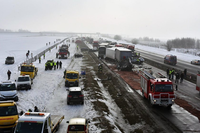 Karambol na A1. Ponad 70 rozbitych aut niedaleko Piotrkowa Trybunalskiego.