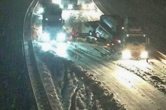 NEVREME NAPRAVILO HAOS U HRVATSKOJ Pada sneg u Lici, preti opasnost od odrona, zatvoreni tuneli zbog olujnog vetra - TOTALNI KOLAPS (FOTO)