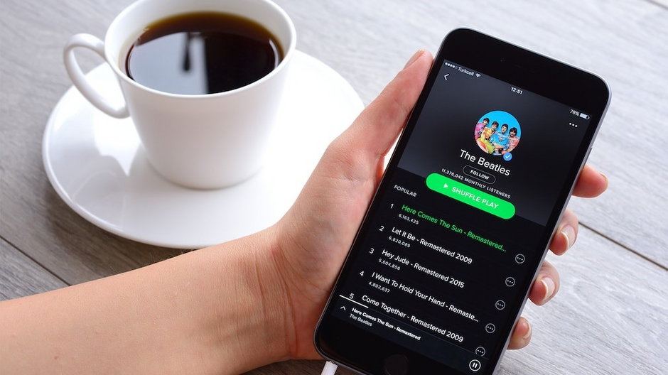 Za pomocą urządzenia audio kompatybilnego ze Spotify, takiego jak smartfon, głośnik lub komputer, można sterować nowym trybem imprezowym, który koordynuje światło i muzykę