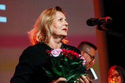 Grażyna Szapołowska eksponuje swoje wdzięki na plaży w Juracie [FOTO]