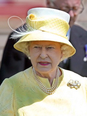 BRITAIN-ATTACKS-WWII-QUEEN