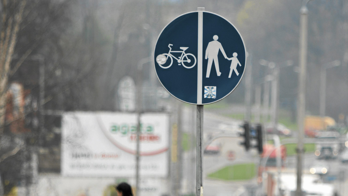 1 kwietnia w Rzeszowie uruchomiono rowery miejskie. Przygotowano dwadzieścia stacji, z których można wypożyczyć rower, wcześniej rejestrując się w internecie. Obecnie czynnych jest czternaście stacji, ale ciągle niewielu rzeszowian korzysta z rowerów - informuje rzeszow4u.pl.