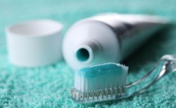 Myjąc zęby, nie rób tego! By uniknąć próchnicy i nadwrażliwości dziąseł