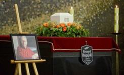 Pogrzeb Ryszarda Bugajskiego. Reżyser spoczął na Powązkach Wojskowych w Warszawie [ZDJĘCIA]