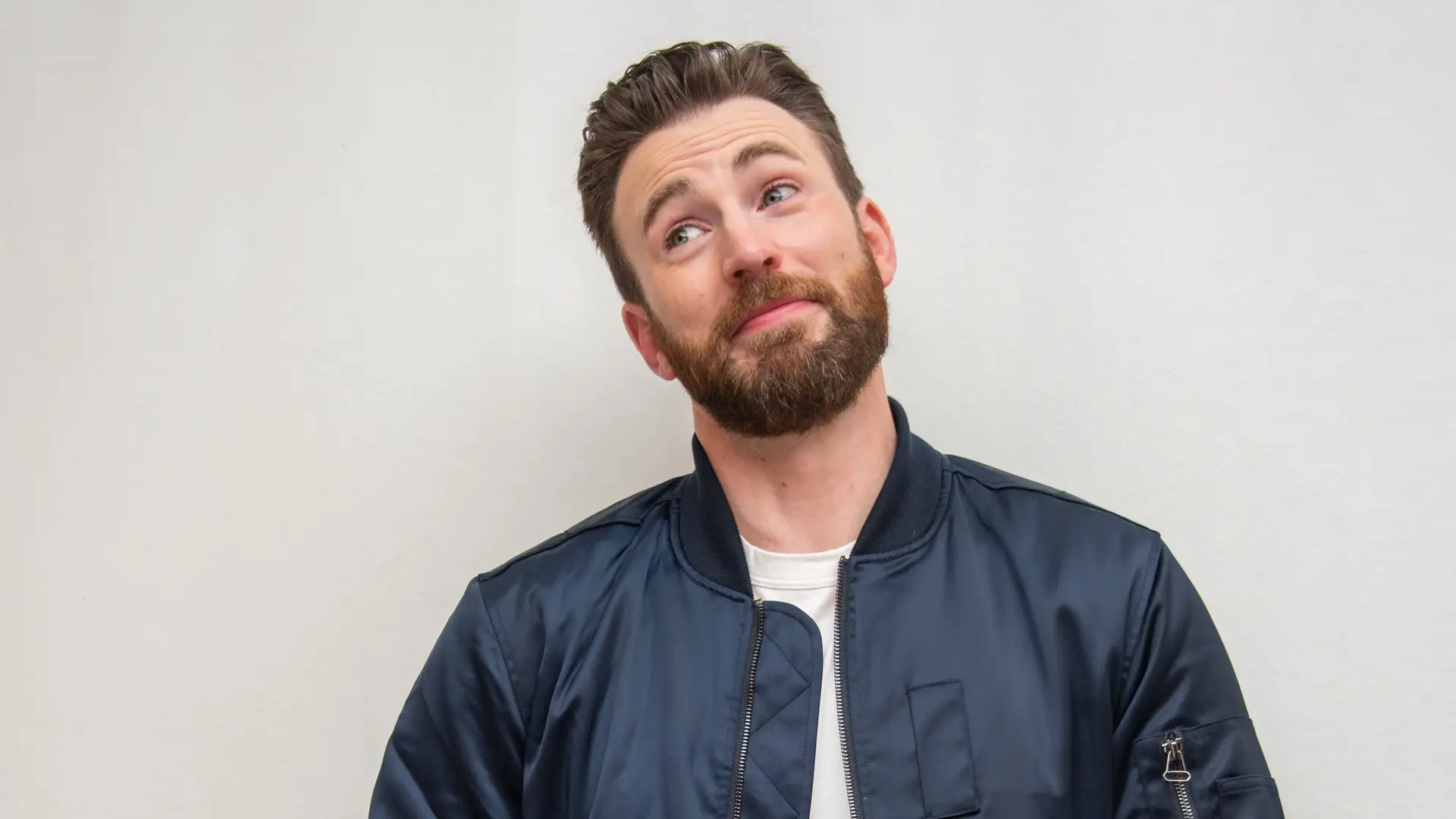 Chris Evans opublikował przez przypadek rozebrane zdjęcie na Instagramie. Jego reakcja? Doskonała