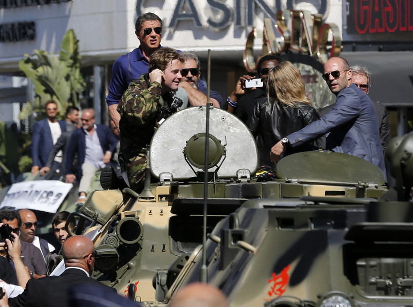 Stallone i jego "Niezniszczalni" twardziele wjechali czołgiem do Cannes [ZDJĘCIA]
