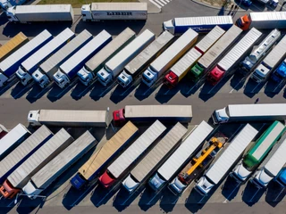 W niektórych najbardziej narażonych na skutki koronawirusa branżach, np. w transporcie, zwolnienia już się zaczęły. W pesymistycznym wariancie pracę stracić może do 1,28 mln osób - szacuje KIG. Korczowa, 15 marca 2020 r.