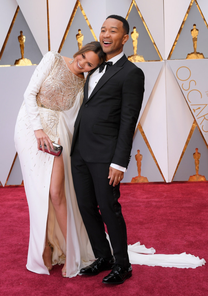 Chrissy Teigen i John Legend oraz ich stylizacje na Oscary 2017 - czerwony dywan