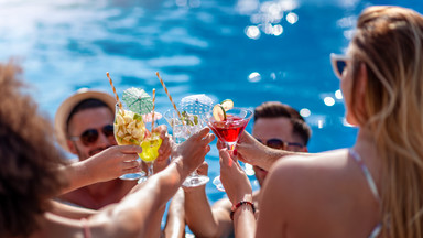 Wielu Polaków na wakacjach "idzie na całość". Dlaczego się upijają? "Czuję się wolna"
