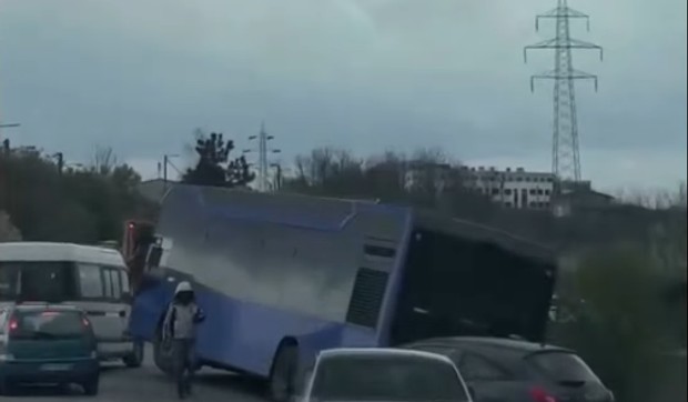 Upao autobus u kanal na putu iz Mirijeva