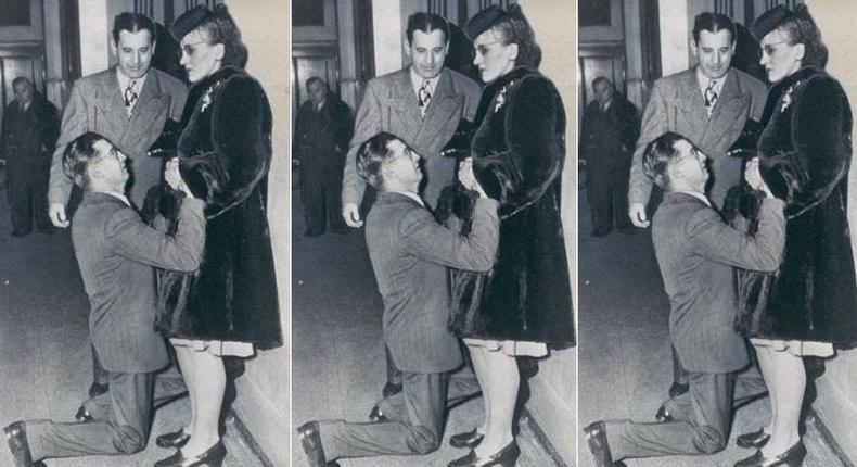 Steve Strack begs for Anna Strack's forgiveness outside a Chicago divorce courtroom in 1948.The Chicago Tribune/Public Domain