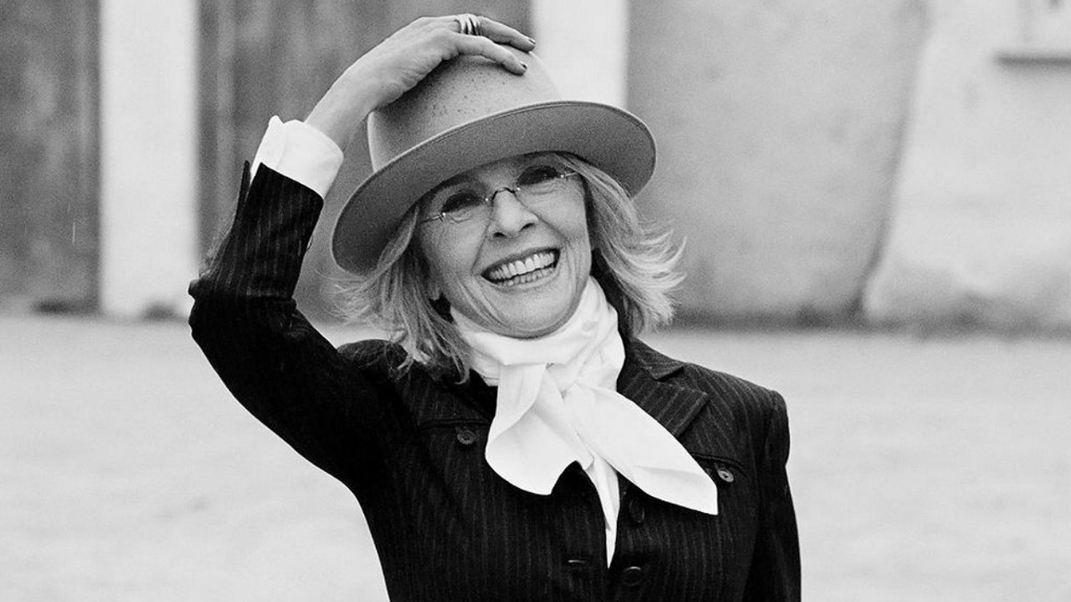 Uśmiechnięta Diane Keaton trzyma kapelusz na głowie