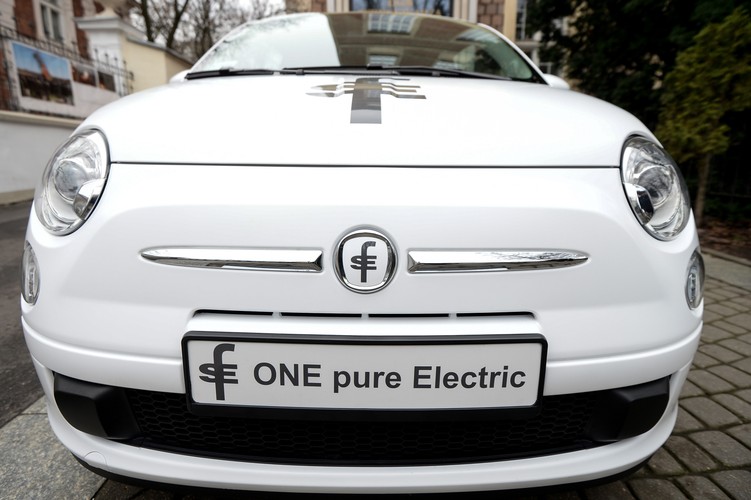 Przedstawiciele firmy ujawnili też, że złożyli wniosek o dofinansowanie unijne. Na pytanie, czy FSM weźmie udział w konkursie na pierwszy polski samochód elektryczny Hajek powiedział, ze decyzja zapadnie w kwietniu br.
<br>
Na początku marca spółka ElectroMobility Poland ogłosiła konkurs na karoserię polskiego samochodu elektrycznego. Według założeń ma to być niewielki, miejski pojazd - tzw. klasy A, czyli do 3,7 m długości, który na jednym ładowaniu powinien przejechać ok. 250 km.