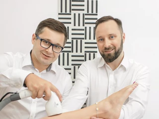Paweł Tymczyna (z lewej) i Tomasz Kucharski budują tradycyjny biznes w internetowym stylu
