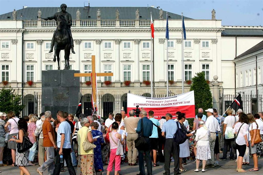 PiS zbada przyczyny śmierci obrońcy krzyża?